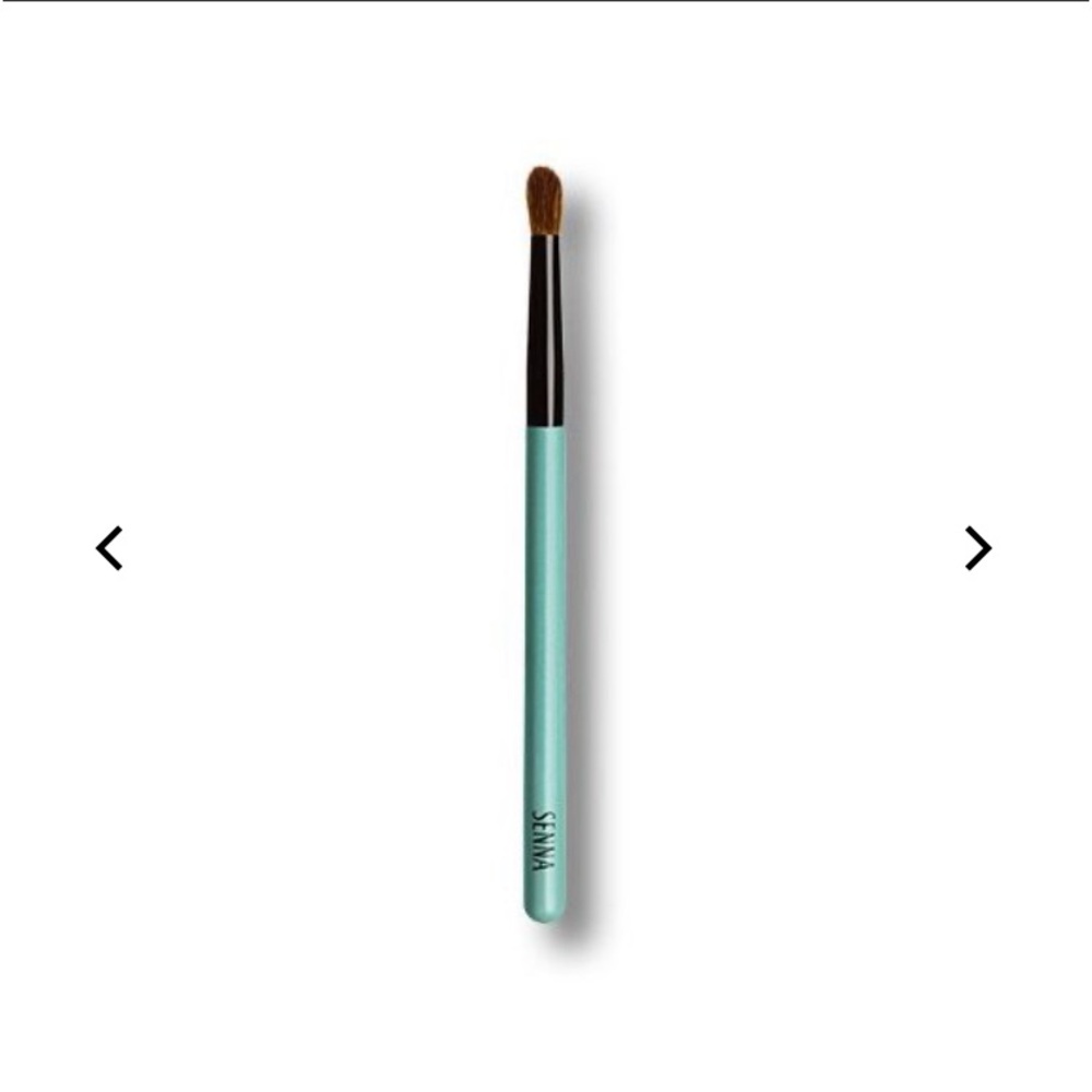 SENNA Cosmetics DOMED Eyeshadow brush for creases and blending.